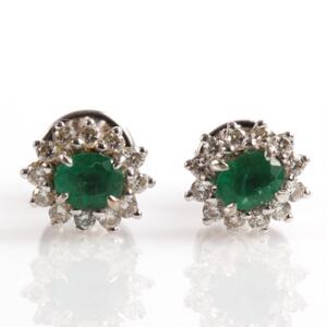 Smaragd- og diamantørestikker af 18 kt. hvidguld hver prydet med facetslebet smaragd omkranset af brilliantslebne diamanter. Ca. 2007. 2