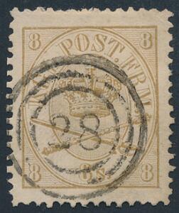 1864. 8 sk. gulbrun. Pænt og velcentreret mærke med retvendt nr.stempel 28 HOLBÆK.