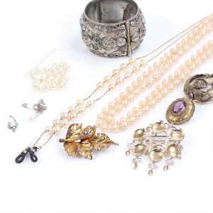 Smykkesamling af sølv, forgyldt sterling sølv og metal bestående af Flora Danica broche, tre brocher, armring og perlekæder med uægte perler. 8