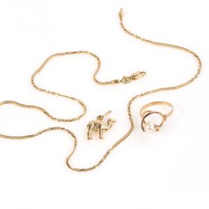Smykkesæt af 18 kt. guld bestående af kæde, vedhæng i form af dromedar samt perlering prydet med kulturperle. L. 50 og 2,5 cm. Str. 54. Vægt 13 gr. 3