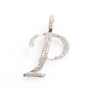 Diamantvedhæng af 18 kt. hvidguld i form af et P prydet med talrige brillantslebne diamanter. L. 3,4 cm.