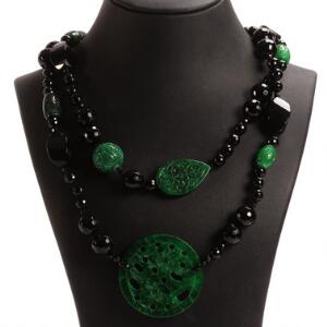 Jade- og onyxhalskæde prydet med perler af facetslebne onyx og udskåret grøn jade. L. ca. 112 cm.