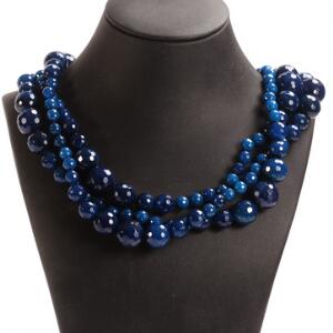 Agathalskæde prydet med perler af facetslebne blå agater. L. ca. 190 cm. Perlediam. ca. 8-17 mm.