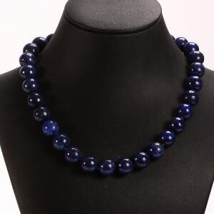 Lapis lazuli-halskæde prydet med perler af cabochonsleben lapis lazuli. Perlediam. ca. 12 mm. L. ca. 42 cm. 2012.