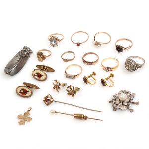 Smykkesamling af 14 kt.- og 8 kt. guld, sølv, guld doublé og metal bestående af rubin- og diamantring, ni ringe, to vedhæng m.m. 26
