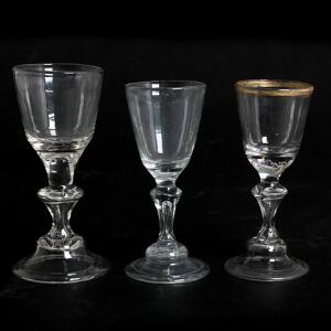 Tre tyske barok vinglas, hessisk type. 18. årh. H. 15,5-17. 3