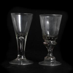 To norske vinglas, Nøgen Jomfru og Perl Kelchen Spitzwand. Nøstetangen 1750-1770. H. 18,5. 2