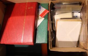 Grønland m.v. Parti i stor flyttekasse med bl.a. god lagerbog med mange postfriske fireblokke, diverse helark, FDC, årsmapper og blandede lagerbøger