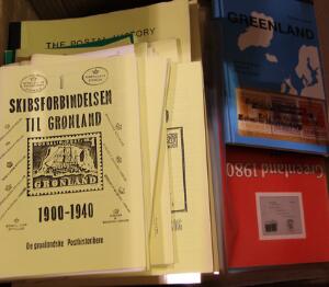 Litteratur. Grønlands Posthistorie. Kasse med mere en 40 bind udgivet af De grønlandske posthistorikere  div. andre titler