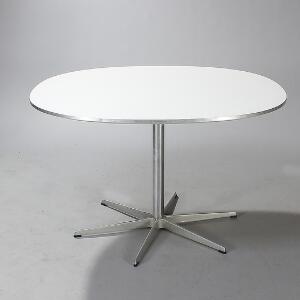 Piet Hein, Bruno Mathsson Super-cirkulært spisebord med top af hvid laminat, opsat på seksdelt søjlefod af satinpoleret aluminium. Model A704.