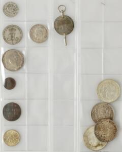 Fr. IV, Glückstadt, 8 sk. 1704, H 58, Fr. VI, 16 rigsdaler 1808, H 6 2 stk., den ene som urnøgle, erindringsmønter 3 stk., øvrige Danmark og udland 6 stk.