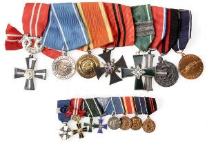 Finland, spange med medailler med reference til 2. verdenskrig, i alt 8 stk. samt miniature med nogle af de samme medailler