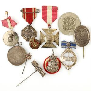 Samling medailler, emblemer, nåle etc. bl.a. Aarhus 1868, 1864 med bånd samt tilhørende i miniature, flere i Ag, samlet 17 stk.