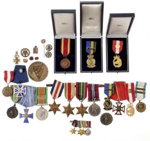 Samling af ordner og medailler fra Danmark, England og Finland samt små nåle og pins fra diverse foreninger med mere