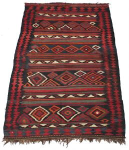 Kurdisk Kelim tæppe, prydet med klassisk design på rød bund. 20. årh.s slutning. 257 x 170.