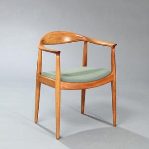 Hans J. Wegner The Chair. Armstol af mahogni, sæde betrukket med grøn nistret uld. Model JH 503. Udført hos snedkermester Johannes Hansen. København.