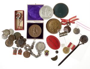 Samling medailler, emblemer, nåle, mærker etc. bl.a. Chr. X, 1940, bronze i orig. æske, industriudst. 1872, bronze i orig. æske, medaille Kbh. 1905,
