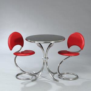 Poul Henningsen Slangestolen. Et par stole betrukket med rødt skind samt cafébord. Udført hos Poul Henningsen møbelfabrik. 3