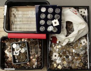 Større lot med 110 kg nyere småmønter fra Hele Verden, lidt finske møntsæt og lidt CuNi-mønter i crownstørrelse