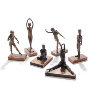 Sterett-Gittings Kelsey Ballerianer. Seks figurer af patineret bronze, monteret på sokkel af valnød. Stemplet SGK. H. inkl. sokkel 13-29. 6