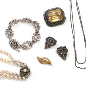 En samling smykker af sølv samt imiteret perlekæde med lås af sølv. 7
