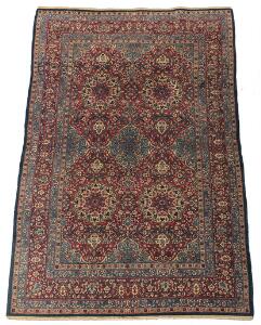 Antikt persisk tæppe, prydet med geometrisk mønster i form af ornamentik, blomster og bladværk på rød bund. Ca. 1910. 214 x 137.