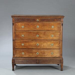 Dansk Louis XVI dragkiste af egetræ. 18. årh.s slutning. H.136. B. 127. D. 60.