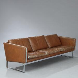 Hans J. Wegner 800-serien. Fritstående tre-pers. og to-pers. sofa med stel af stål. Betrukket med brunt, farvet skind. 2