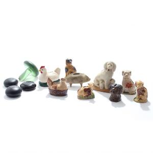 En samling sparebøsser af lertøj i form af hunde, gris og høns samt fire strygesten af grønt og rødbrunt glas. 19.-20. årh. H. 3-16,5. 13