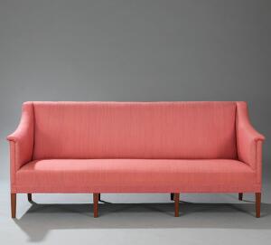 Kaare Klint Fritstående tre-personers sofa, opsat på ottebenet stel af mahogni. Sider, sæde og ryg betrukket med lyserød uld. L. 196.
