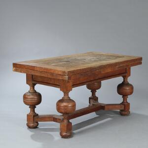 Spisebord af egetræ med hollandsk udtræk, runde drejet kugleben hvorimellem fodsprodser. Barok form, 1920. årh. H. 80. L. 149269. B. 84.