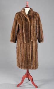 Frakke af lys brun mink Saga mink. Str. ca. 38-40. L. midt bag 108. Udvendig ærmelængde ca. 55.