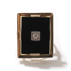 Diamantring af 14 kt. guld, prydet med poleret onyx og brillantsleben diamant. Str. 58. Ca. 1960erne.