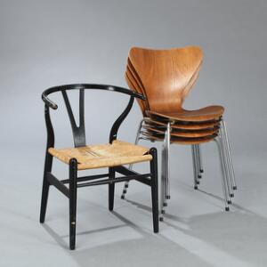 Arne Jacobsen, Hans J. Wegner Syveren og Y-Stolen. Sæt på fire stabelstole af formbøjet, lamineret teak samt en armstol af sortlakeret træ. 5