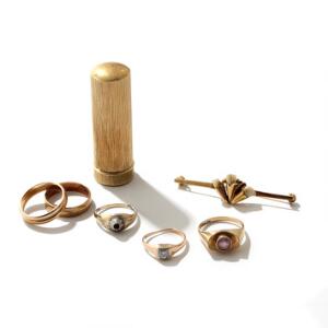Læbestiftsetui, brochenål, ring, ametystring og diamantring af 14 kt. guld samt to ringe af guld. Ringstr. 50-58. Brochenål L. 5,5. 7