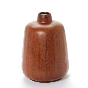 Saxbo Vase af stentøj modelleret med let profileret yderside. Dekoreret med brun glasur med lysere elementer. Stemplet Saxbo. H. 30.