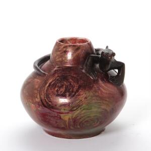 Karl Hansen Reistrup Vase af lertøj modelleret med kamæleon i relief. Dekoreret med rød lustreglasur. Sign. HAK. H. 26.