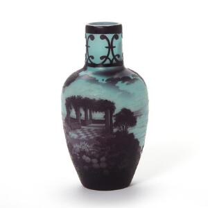 De Vez Art Nouveau vase af lys blå glas, dekoreret med bjerglandskab i violet glas. Sign. De Vez. H. 20 cm.