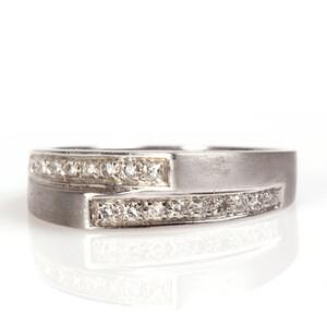 Diamantring af 14 kt. delvis satineret hvidguld prydet med talrige brillantslebne diamanter på i alt ca. 0.22 ct. Farve Wesselton H. Klarhed SI. Str. 59.