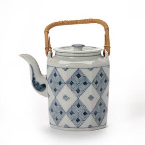 Gertrud Vasegaard Gemina. Thekande af porcelæn delvis dekoreret med blå porcelæn. H. 22.
