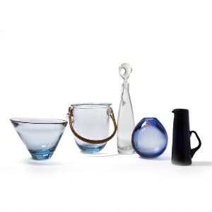 Per Lütken, Holmegaard Glasværk En karaffel, en skål, to vaser samt en isspand af hhv. klart og transparent blåt glas. 5