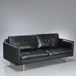 Søren Holst Fritstående toenhalv-personers sofa med ben af børstet stål. Betræk af sort skind. Udført hos Fredericia Furniture. L. 188.