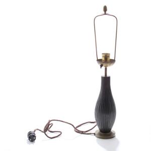 Dansk design Art decó bordlampe af patineret bronze med pæreformet rillet kopus. 20. årh. H. inkl. montering 65.