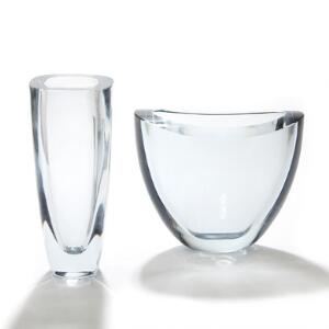 Strömbergshyttan m.fl. To prydvaser af glas. Den ene indridset Strömberg B1020. H. 20,5 og 27. 2