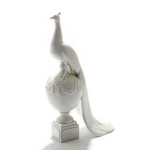 Arnold Krog Påfugl på kugle. Figur af porcelæn. Modelleret 1906. Kgl. P. nr. 751. H. 54.