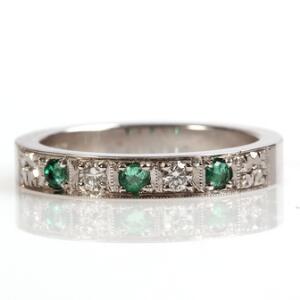 Smaragd-diamantring af 14 kt. hvidguld prydet med facetslebne smaragder og brillantslebne diamanter. Str. 54.