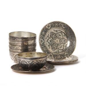 Seks skylleskåle med undertallerkner af sølv. Iran, 20. årh. Diam. 12-18 cm. Vægt 2430 gr. 12