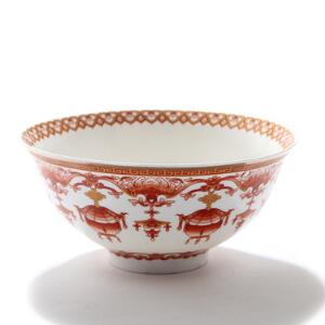 Kinesisk bordskål af porcelæn dekoreret i rød og guld, under bund mærke. 19.-20. årh. H. 6,5. Diam. 13,5.