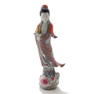 Kwan-Yin figur af porcelæn rigt dekoreret i farver, under bund seglmærke. Kina. Ca. 1900. H. 57.