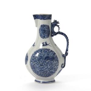 Kinesisk kande af porcelæn, dekoreret i blå med blomster og bladværk. 18. årh. H. 26,5 cm.